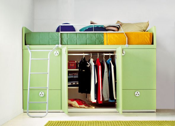 Lit mansardé pour enfants avec armoire en dessous