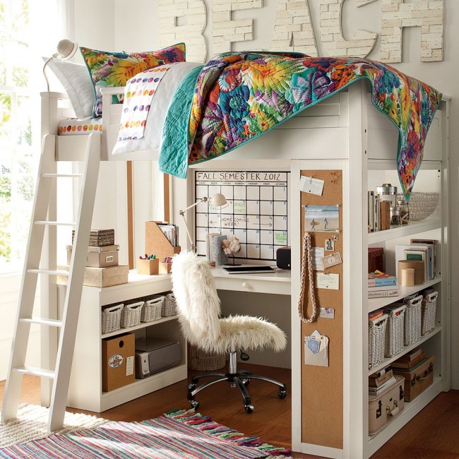 Lit mansardé avec un espace de travail - idéal pour une chambre d'enfant