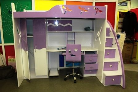 Lit mansardé avec espace de travail