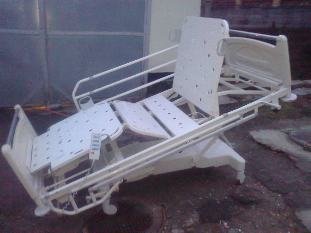 Lit médical multifonctionnel pour handicapés