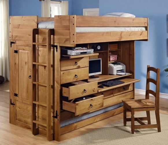 Lit avec armoire et lieu de travail