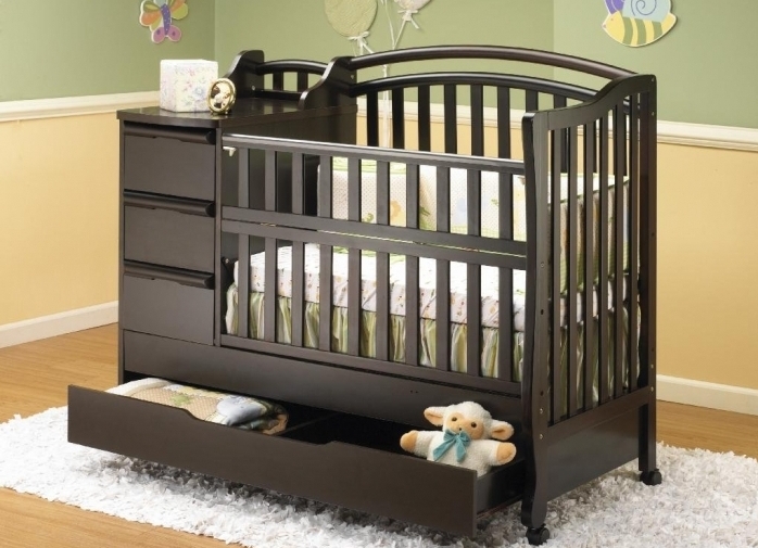 Commode pour lit de bébé