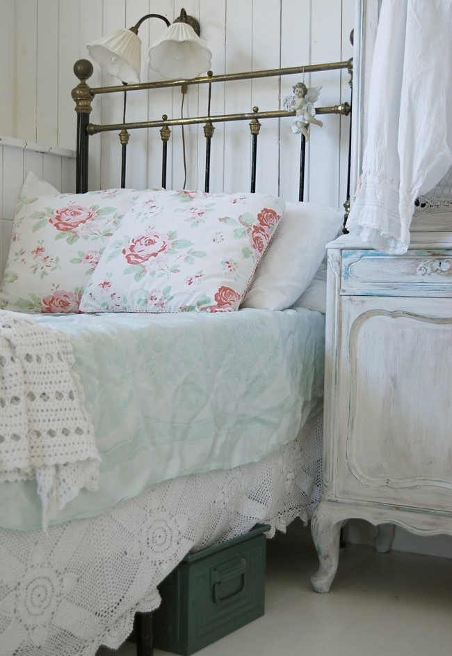 Le lit simple en métal aura fière allure dans un intérieur de style provençal