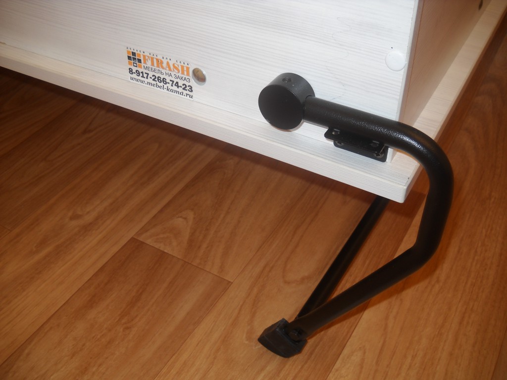 Nous montons les pieds des meubles d'armoire