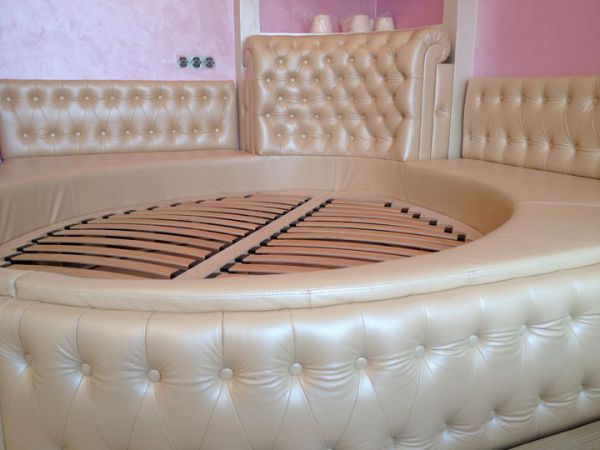 Lit ovale dans la chambre
