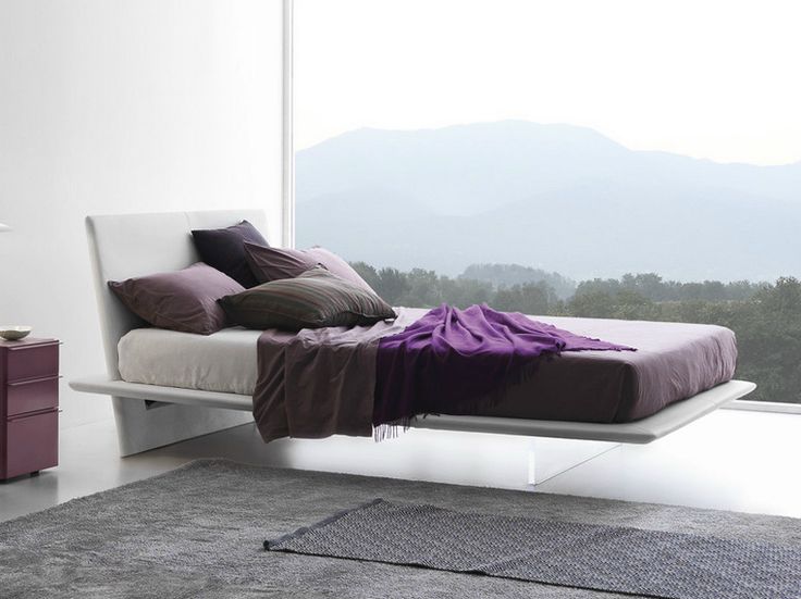Un lit qui monte dans la chambre des hommes