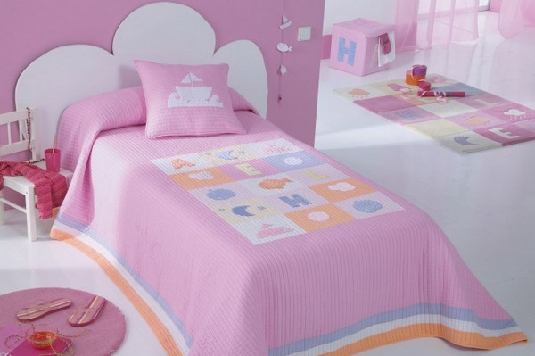 Couvre-lit pour enfants sur un lit