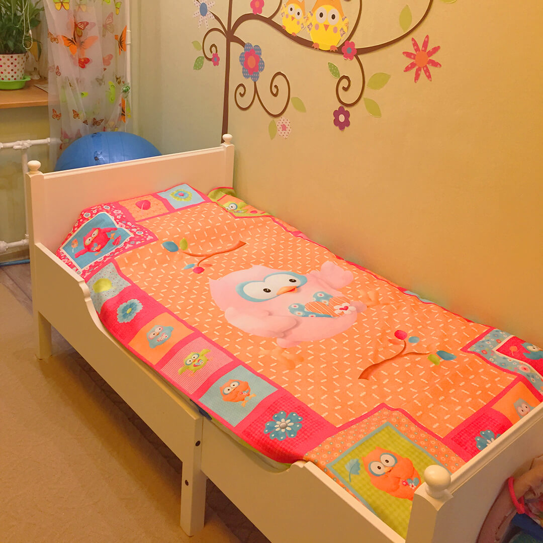 Couvre-lit en gabardine dans une chambre d'enfant