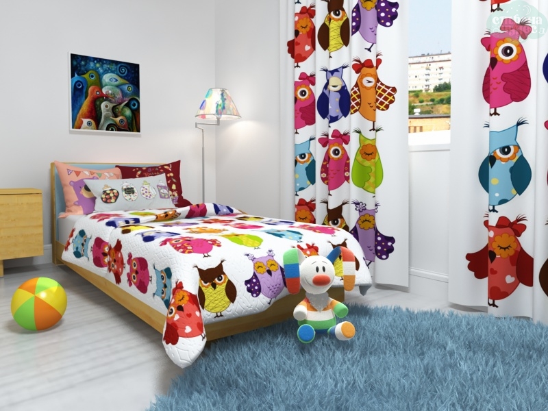 Le couvre-lit pour un lit de bébé peut être lumineux, avec l'image de vos personnages préférés