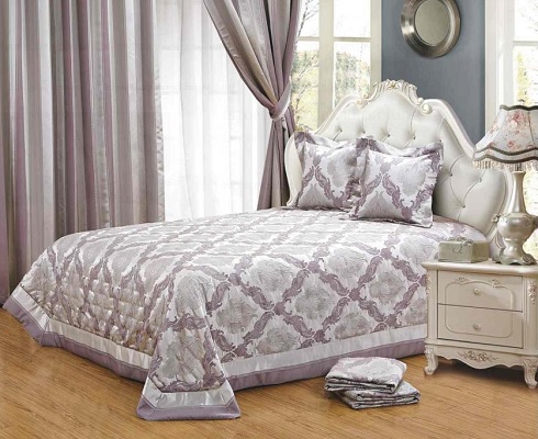 Couverture de couleur gris-lilas