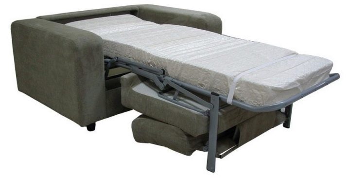 La couchette est formée à partir du dossier et du siège de la chaise