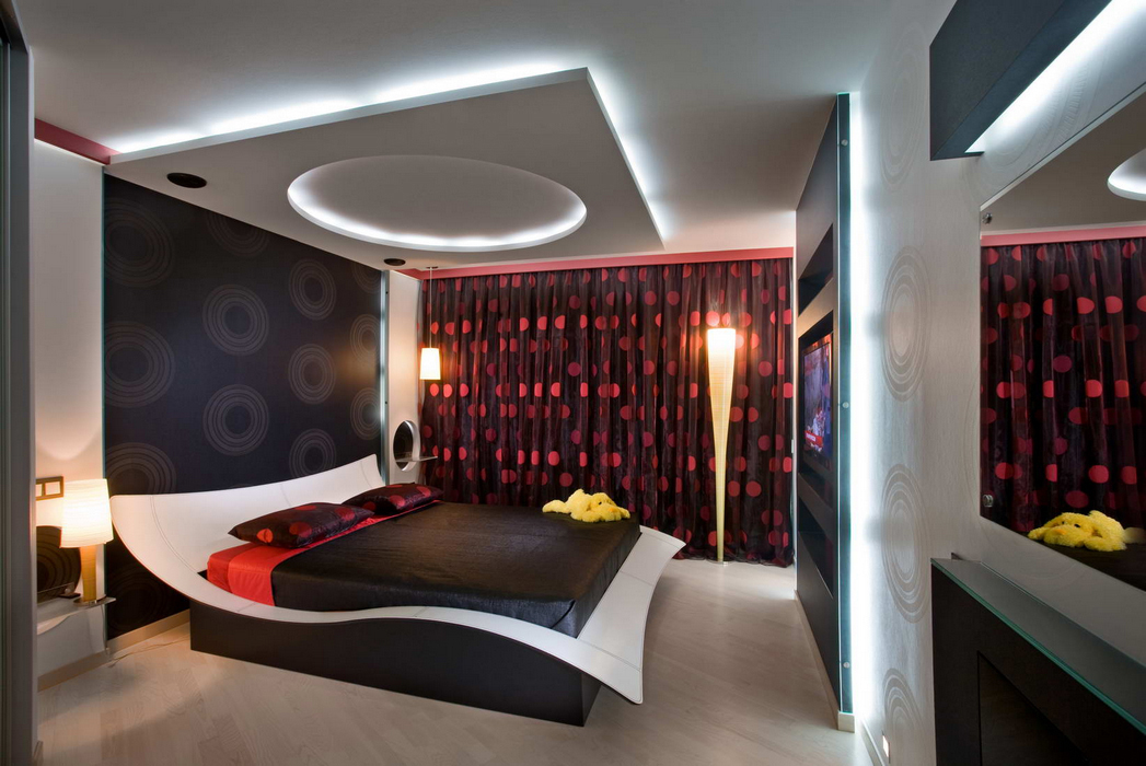 Chambre avec lit design et plafond à plusieurs niveaux