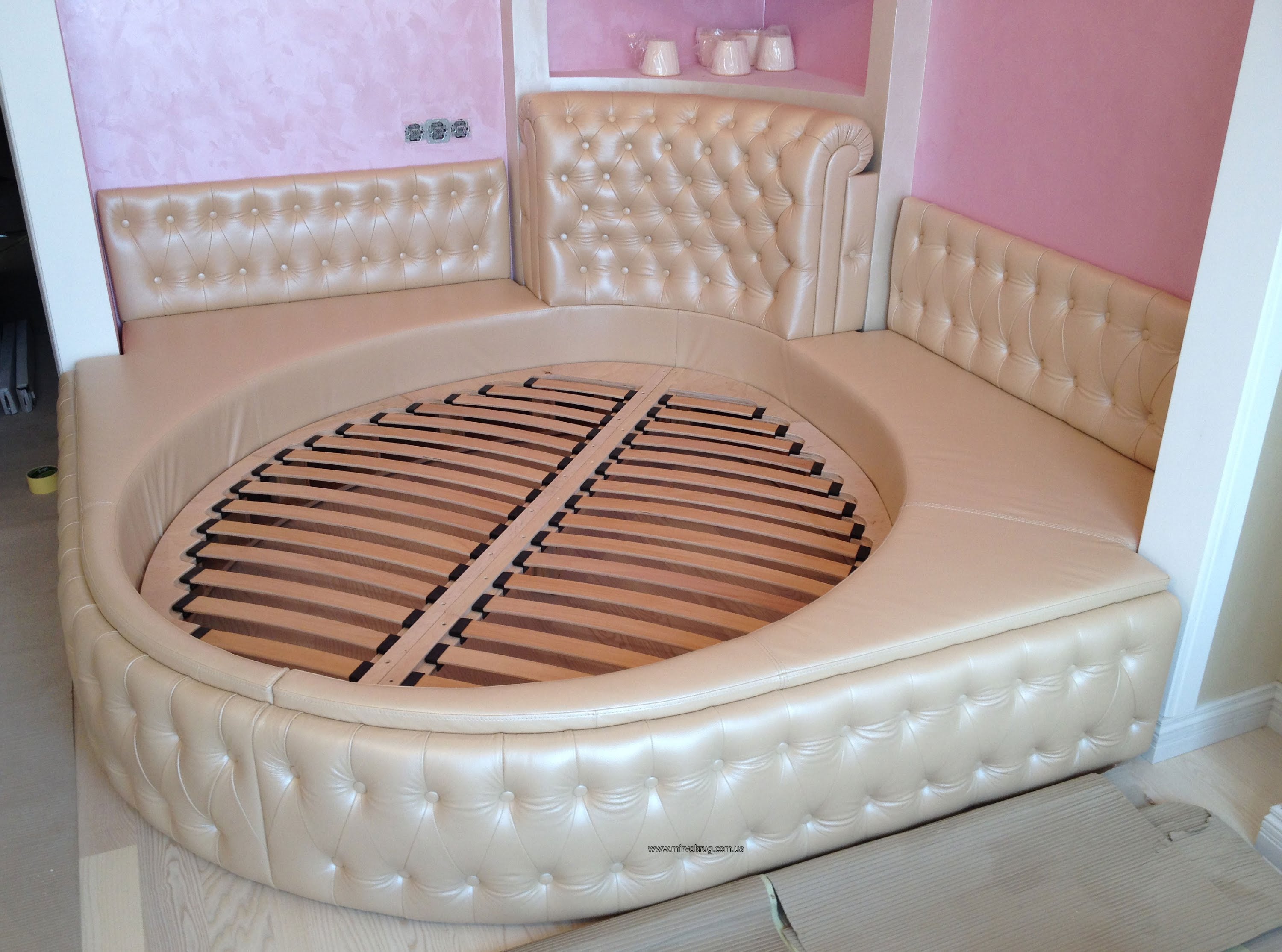 Lit en cuir matelassé