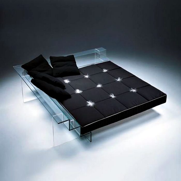 Le cadre en verre de ce lit luxueux le rend pratiquement invisible