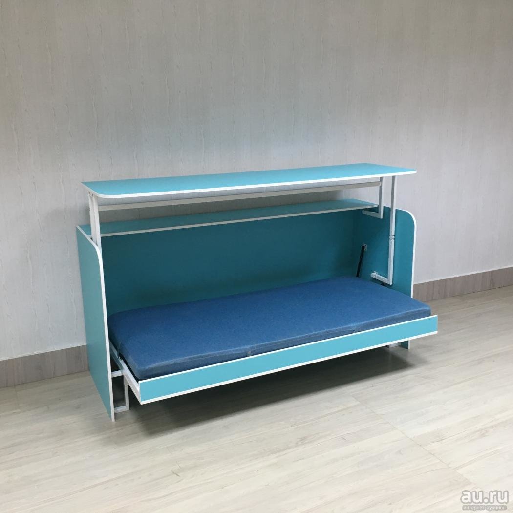 Table avec un lit pour dormir et travailler