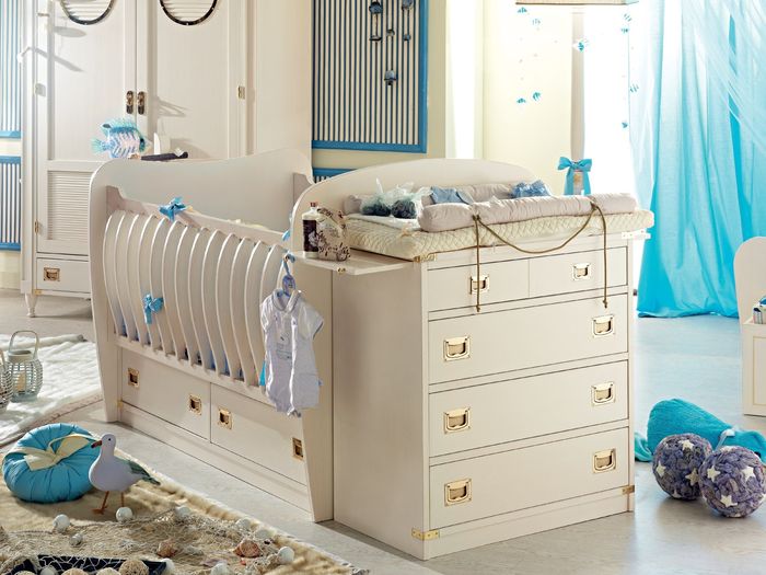 Lit bébé confortable avec commode