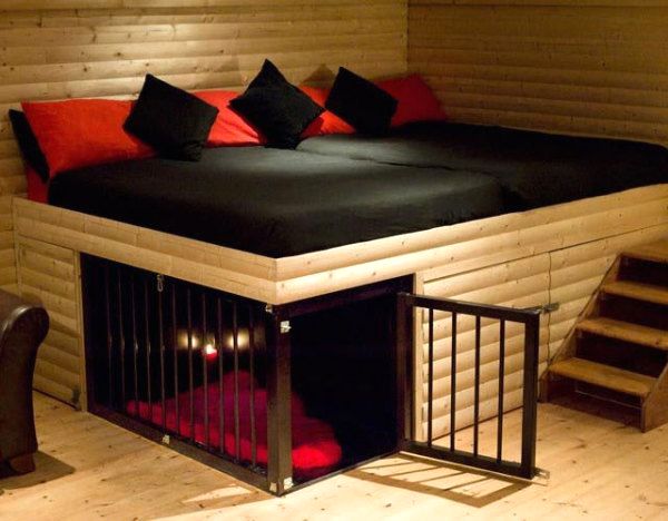 Lit confortable pour les personnes avec une place pour les chiens