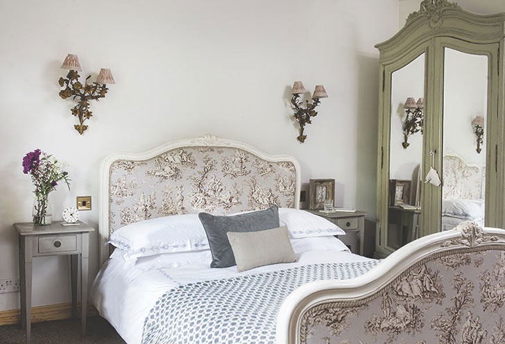 Dans la chambre principale, le lit français est joliment recouvert de tissu