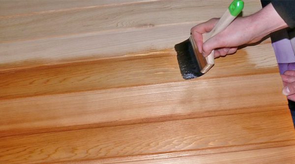 Appliquer du vernis au pinceau