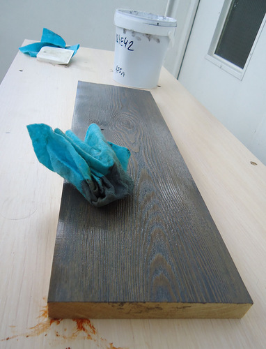 Appliquer une teinture sur les meubles