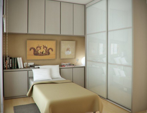 Lit simple pour une chambre petite mais confortable et moderne