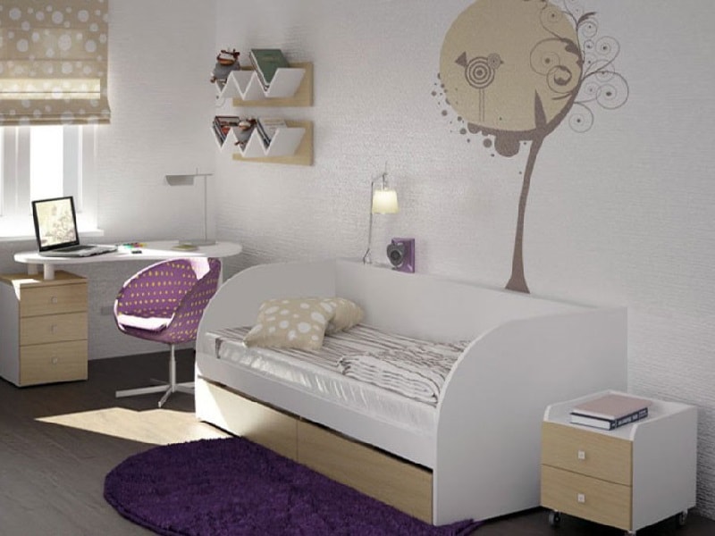 Lit simple à l'intérieur de la chambre d'un enfant
