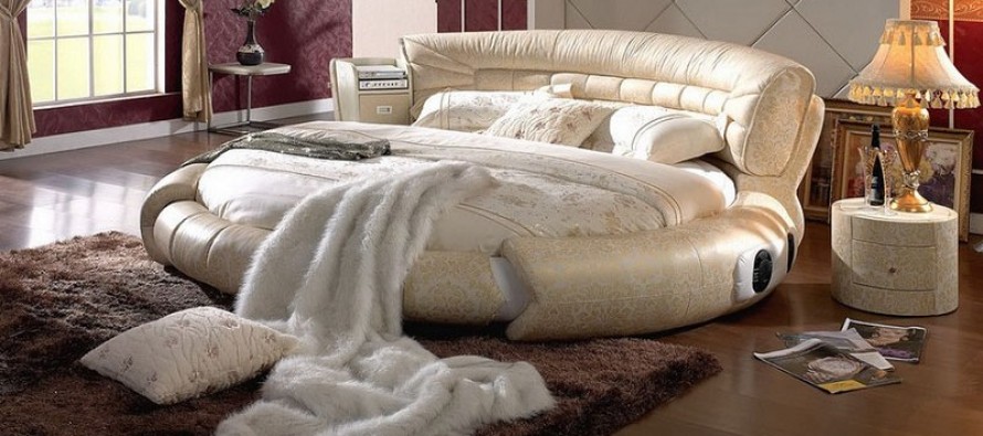 Intérieur de la chambre avec un lit rond