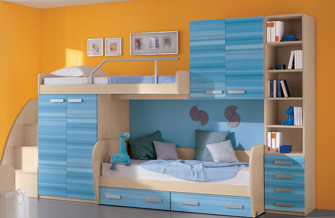 Le pin est le plus souvent utilisé comme matériau pour fabriquer un lit superposé en bois.