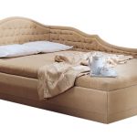 Étagère pratique près du lit