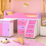 Lit rose avec un bureau