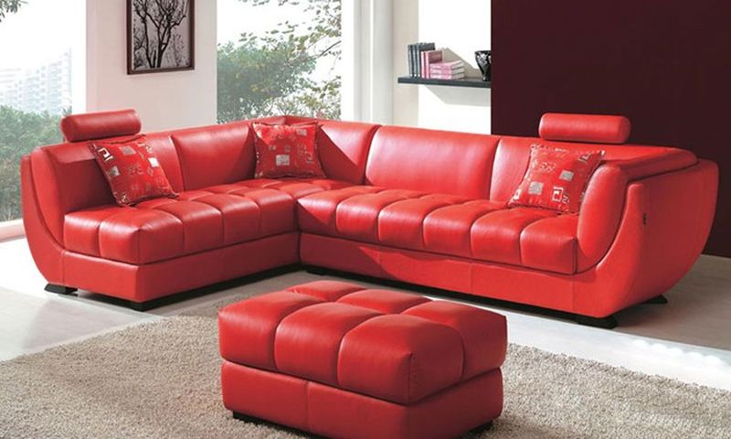 Canapé en cuir écarlate à l'intérieur
