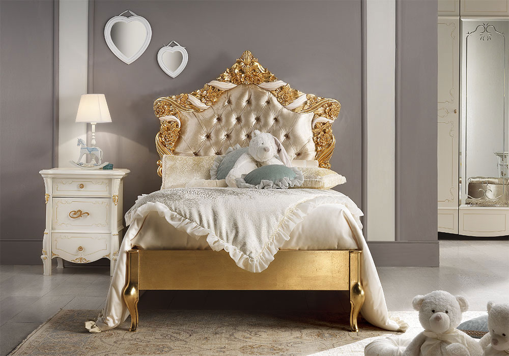 Avec tête de lit décorée
