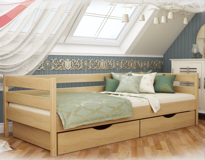 Lit en bois à l'intérieur