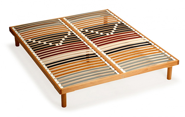 Cadre sur le lit sous le matelas