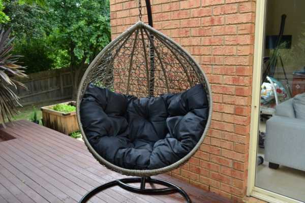 Chaise pivotante en rotin