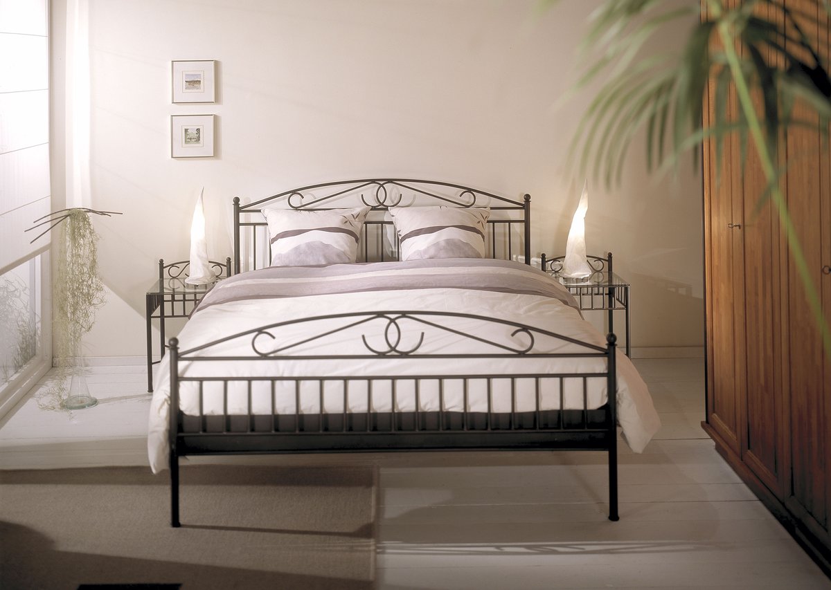 Lit en métal à l'intérieur