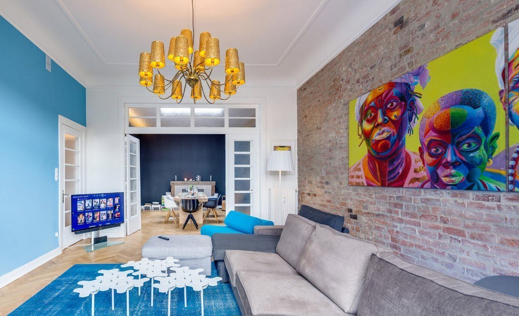 Canapé neutre dans un intérieur lumineux