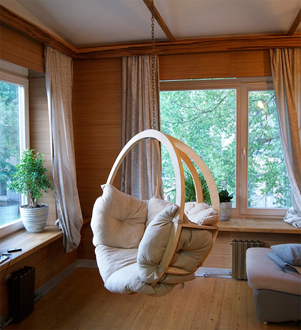 Chaise suspendue au plafond