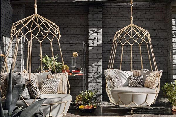 Fauteuil suspendu dans le jardin