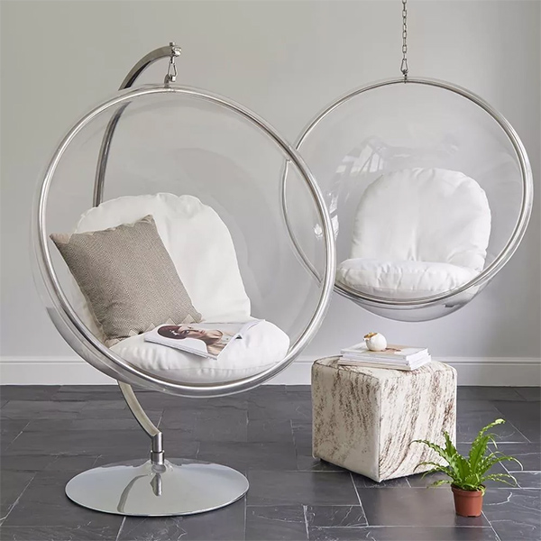 Chaises suspendues en acrylique IKEA