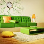 Canapé vert clair et accents orange à l'intérieur