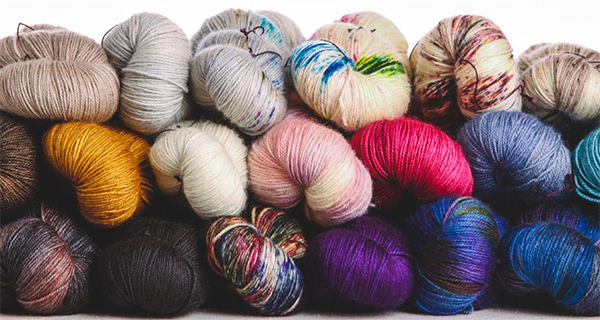 Fils à tricoter synthétiques