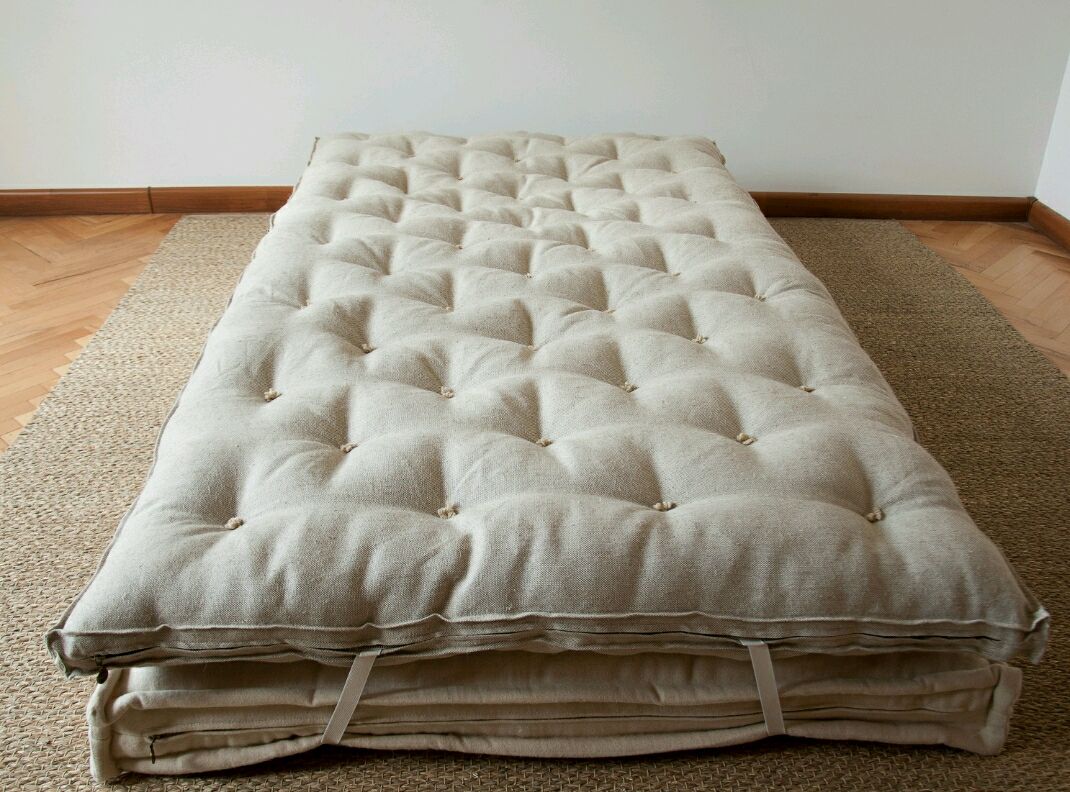 Topper sur un canapé ou un lit
