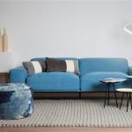 Dans un intérieur laconique