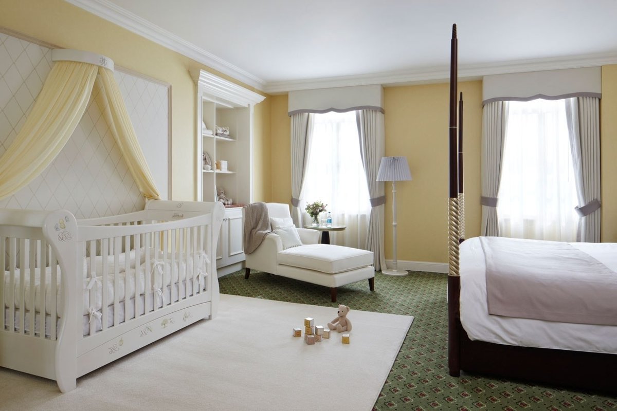 Parc pour bébé dans la chambre des parents