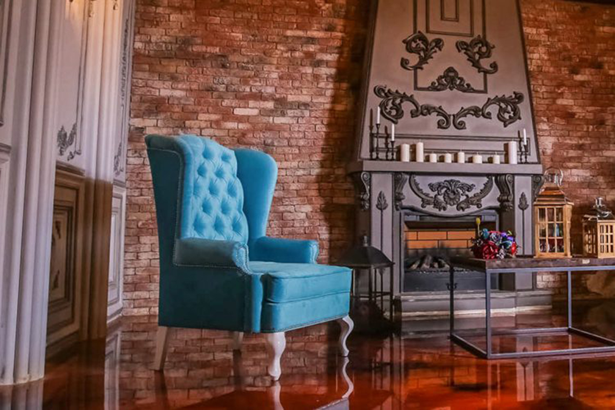 Fauteuil lumineux dans un salon classique