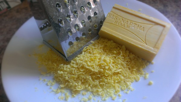 Savon à lessive sur une râpe