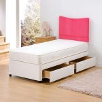 Chambre d'enfant avec tiroirs